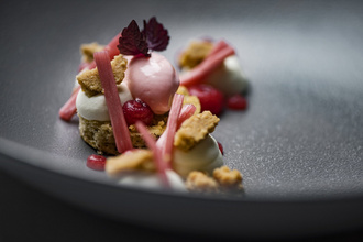 Dessert im Museums-Restaurant. Der Eintritt zu den Swarovski Kristallwelten ist im SKI plus CITY Pass Stubai Innsbruck inkludiert.