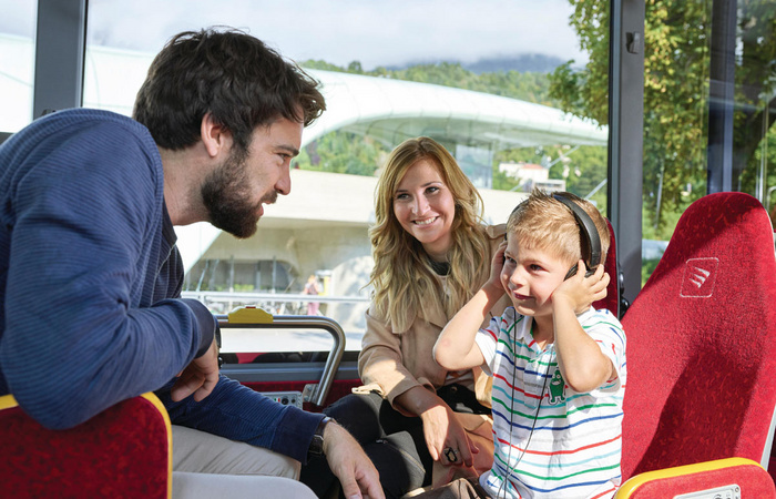 Familie beim Busfahren 