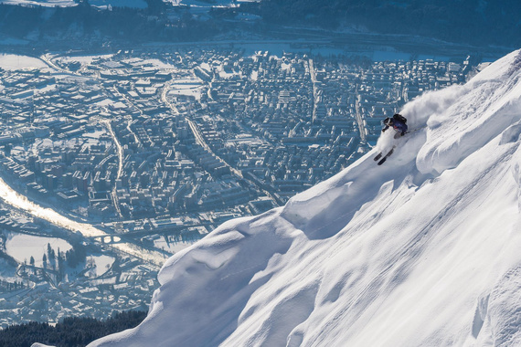Freerider auf der Piste mit Blick auf Innsbruck. Das Skigebiet Nordkette ist in deinem SKI plus CITY Pass Stubai Innsbruck inkludiert.
