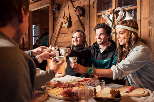 Freunde beim Essen in der Hütte