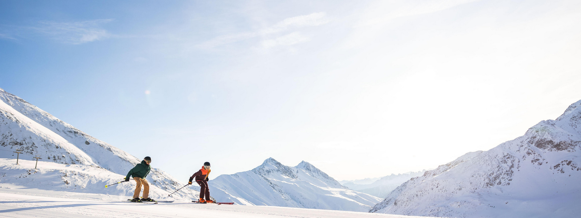 Zwei Skifahrer auf der Piste. Das Skigebiet Kühtai ist im SKI plus CITY Pass Stubai Innsbruck inkludiert.