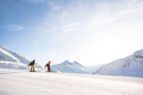 Zwei Skifahrer auf der Piste. Das Skigebiet Kühtai ist im SKI plus CITY Pass Stubai Innsbruck inkludiert.