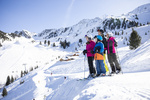 Familie beim Skifahren 