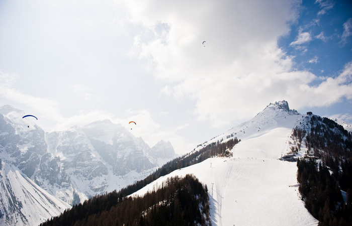 Paragleiter neben Skipiste 