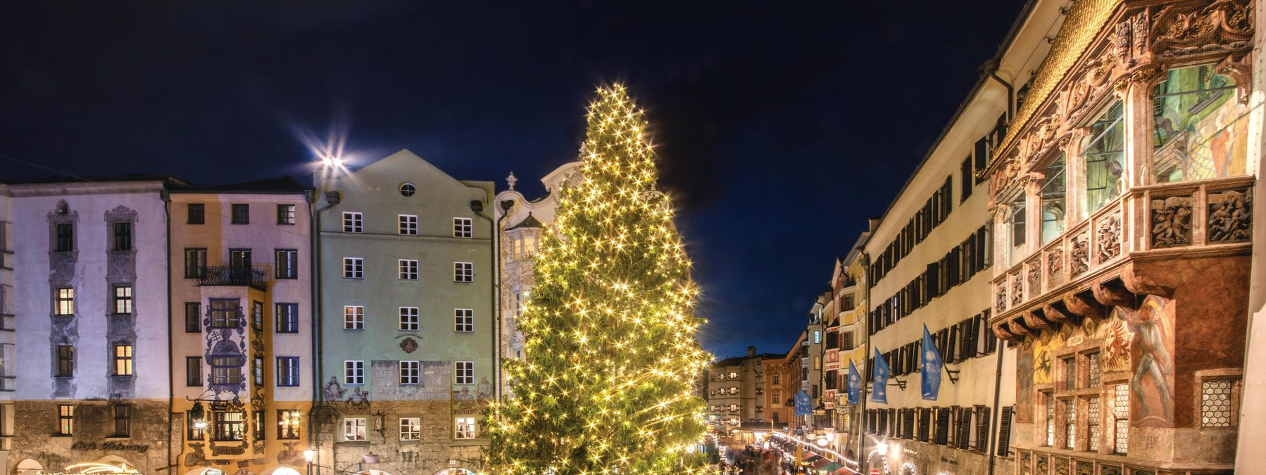 Der Christkindlmarkt in der Altstadt von Innsbruck bei Nacht.