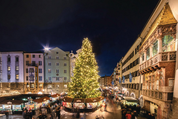 Der Christkindlmarkt in der Altstadt von Innsbruck bei Nacht.