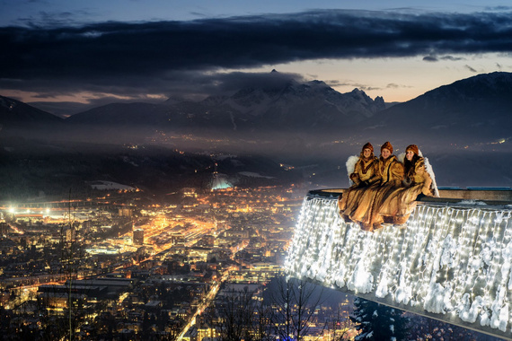 Bergweihnacht Engel auf der Hungerburg über Innsbruck bei Dämmerung.