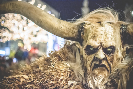 Krampus am Christkindlmarkt in Innsbruck.