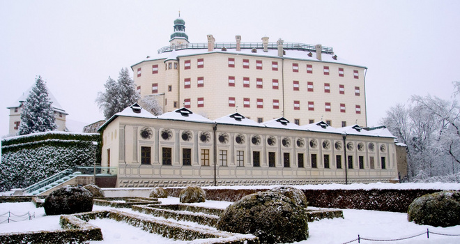 Schloss Ambras, Innsbruck, Stubaital Schloss Ambras im Schnee. Der Eintritt ins Schloss Ambras ist im SKI plus CITY Pass Stubai Innsbruck inkludiert.
