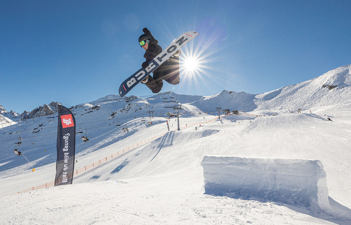 Snowboarder beim Jumpen 