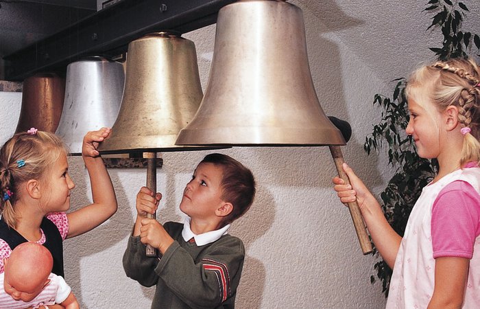 Kinder im Klangraum von dem Glockenmuseum 