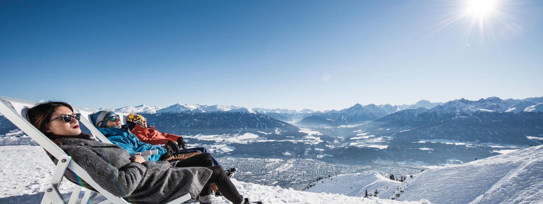 Besucherinnen genießen die Sonne auf der Seegrube. Das Skigebiet Nordkette ist im SKI plus CITY Pass Stubai Innsbruck inkludiert.