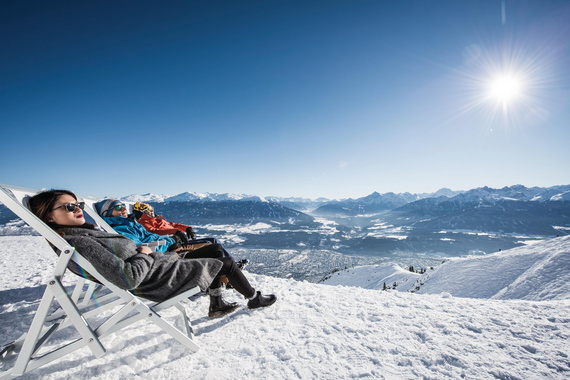 Besucherinnen genießen die Sonne auf der Seegrube. Das Skigebiet Nordkette ist im SKI plus CITY Pass Stubai Innsbruck inkludiert.