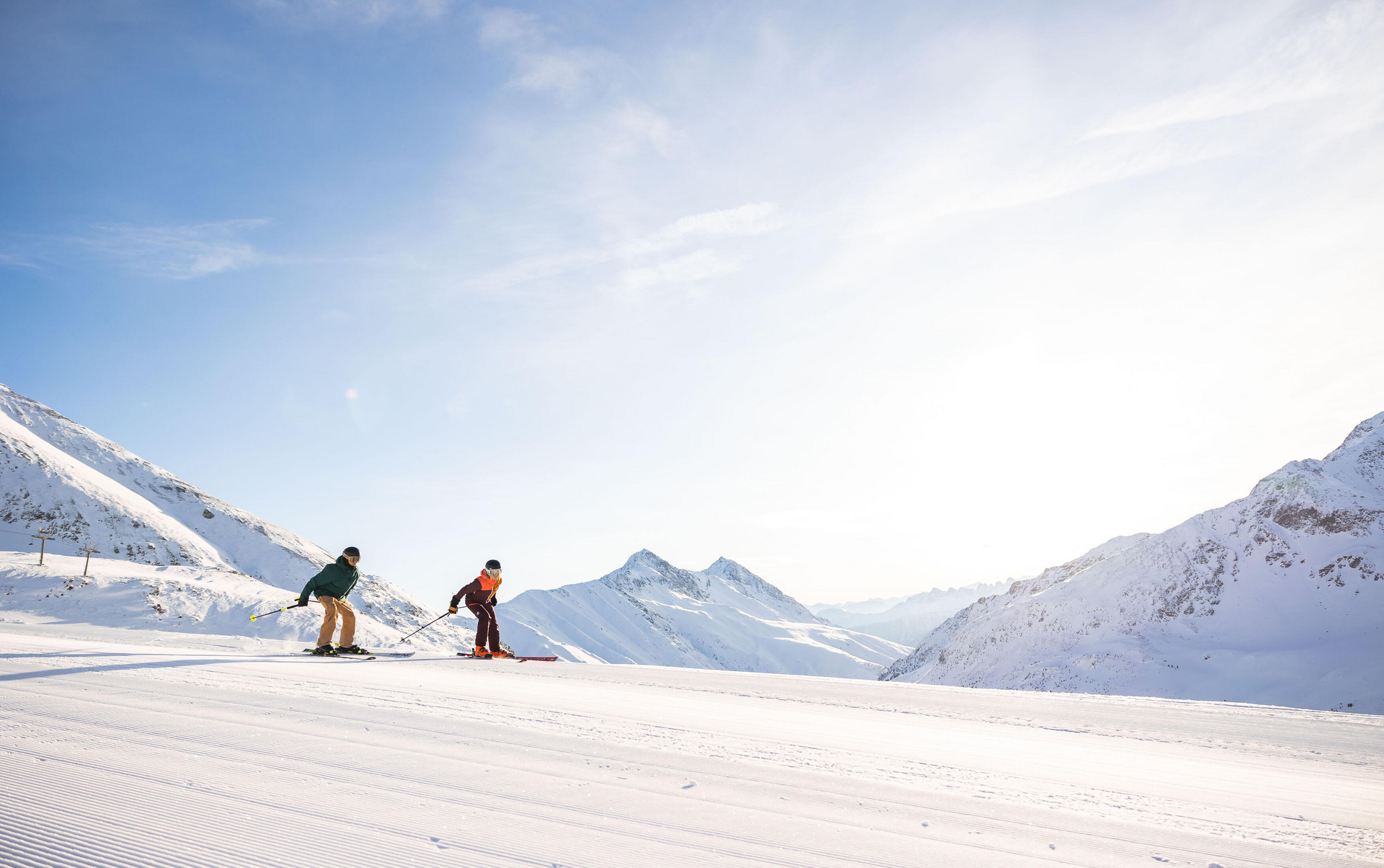 Zwei Skifahrer auf der Piste. Das Skigebiet Kühtai ist im SKI plus CITY Pass Stubai Innsbruck inkludiert.