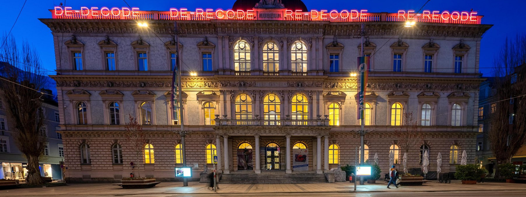 Tiroler Landesmuseum bei Nacht. Der Eintritt zum Tiroler Landesmuseum ist im SKI plus CITY Pass Stubai Innsbruck inkludiert.