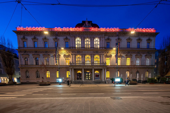 Tiroler Landesmuseum bei Nacht. Der Eintritt zum Tiroler Landesmuseum ist im SKI plus CITY Pass Stubai Innsbruck inkludiert.