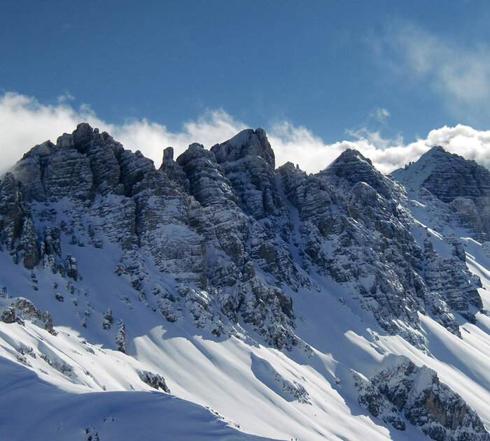 Eine verschneite Bergkulisse.