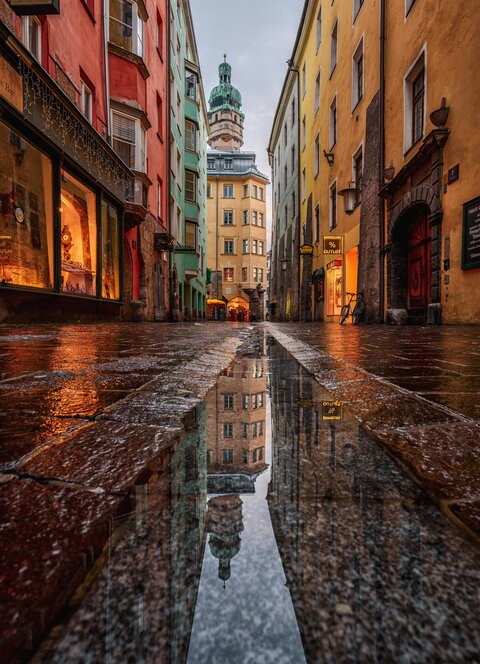 Eine regennasse Straße in Innsbruck.