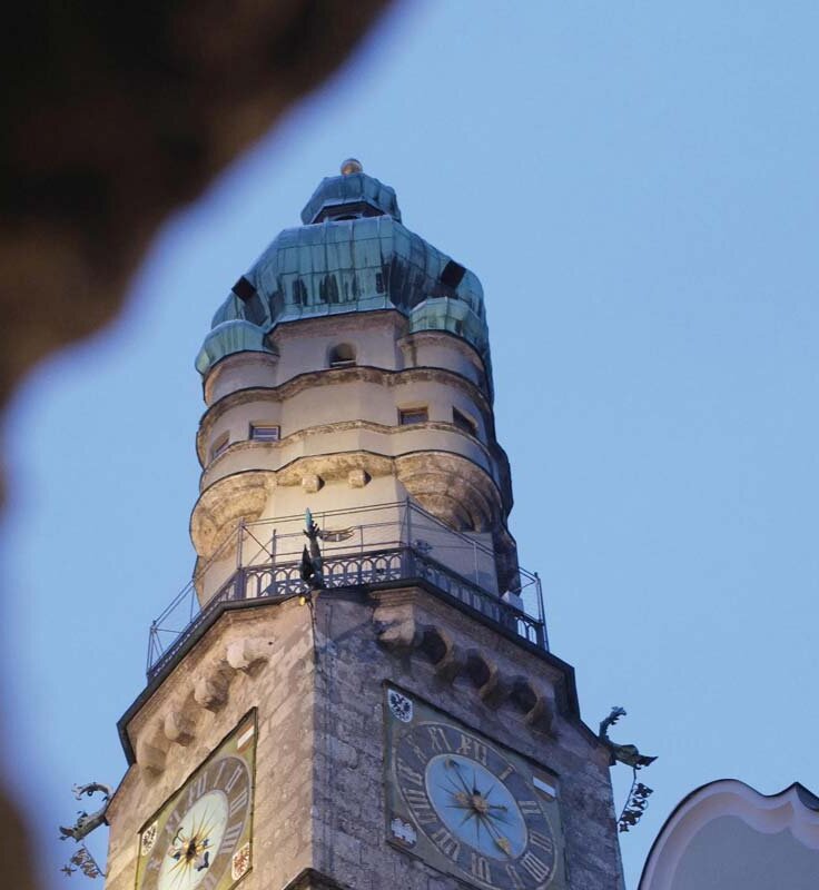 Blick von unten auf den Stadtturm.