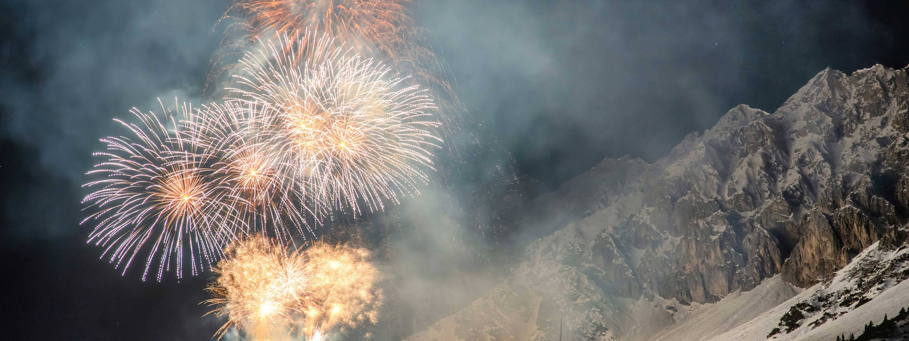 Bergsilvester Feuerwerk. Das Skigebiet Nordkette ist im SKI plus CITY Pass Stubai Innsbruck inkludiert.