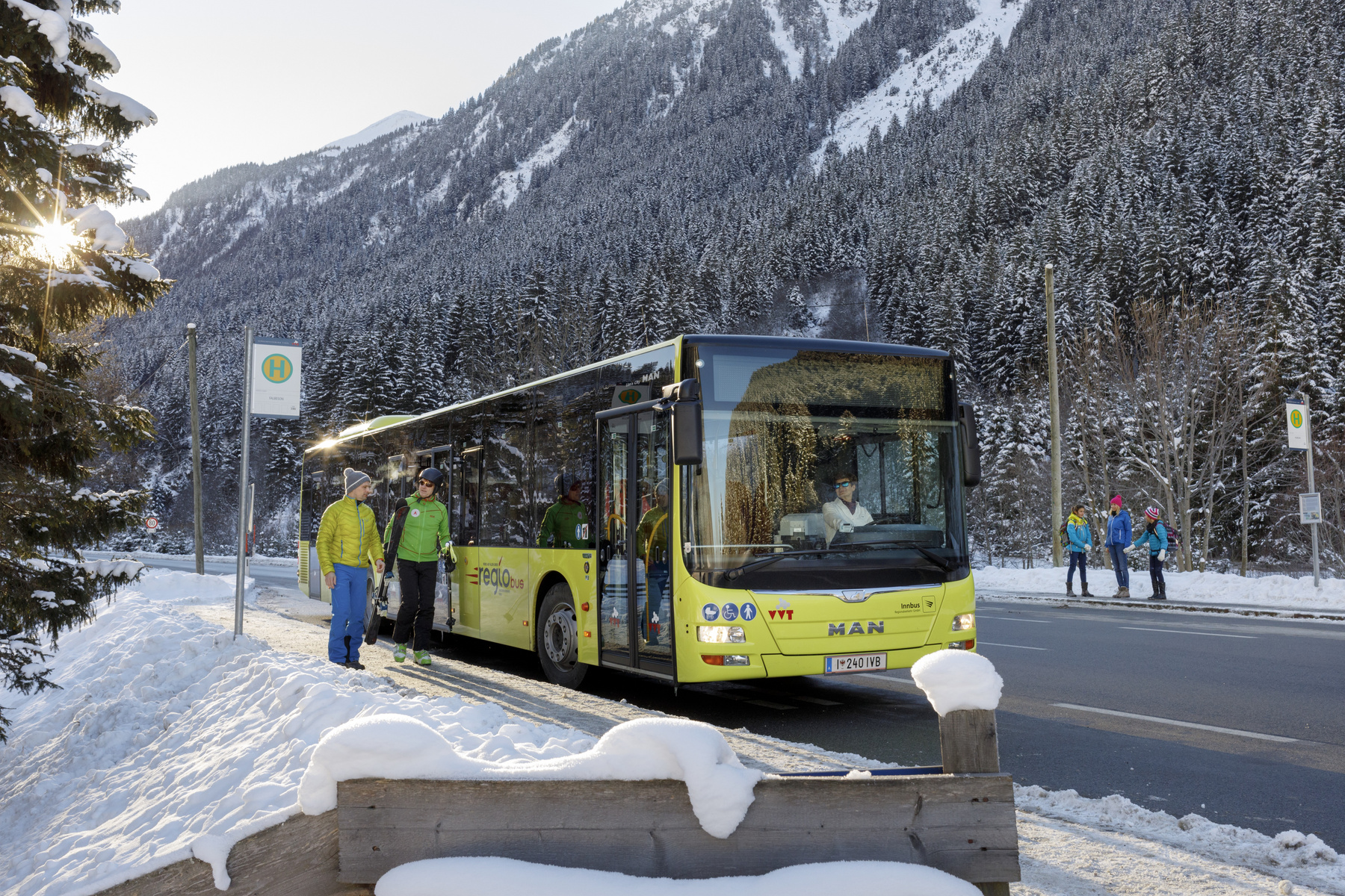 Ein Bus steht an einer Bushaltestelle im Winter.