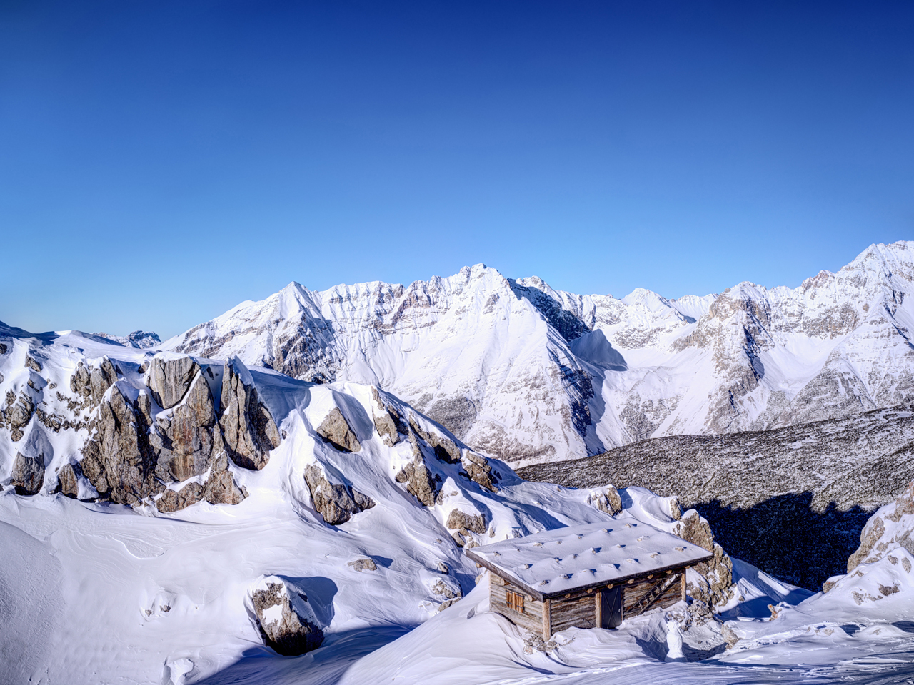 Blick auf schneebedeckte Berge.