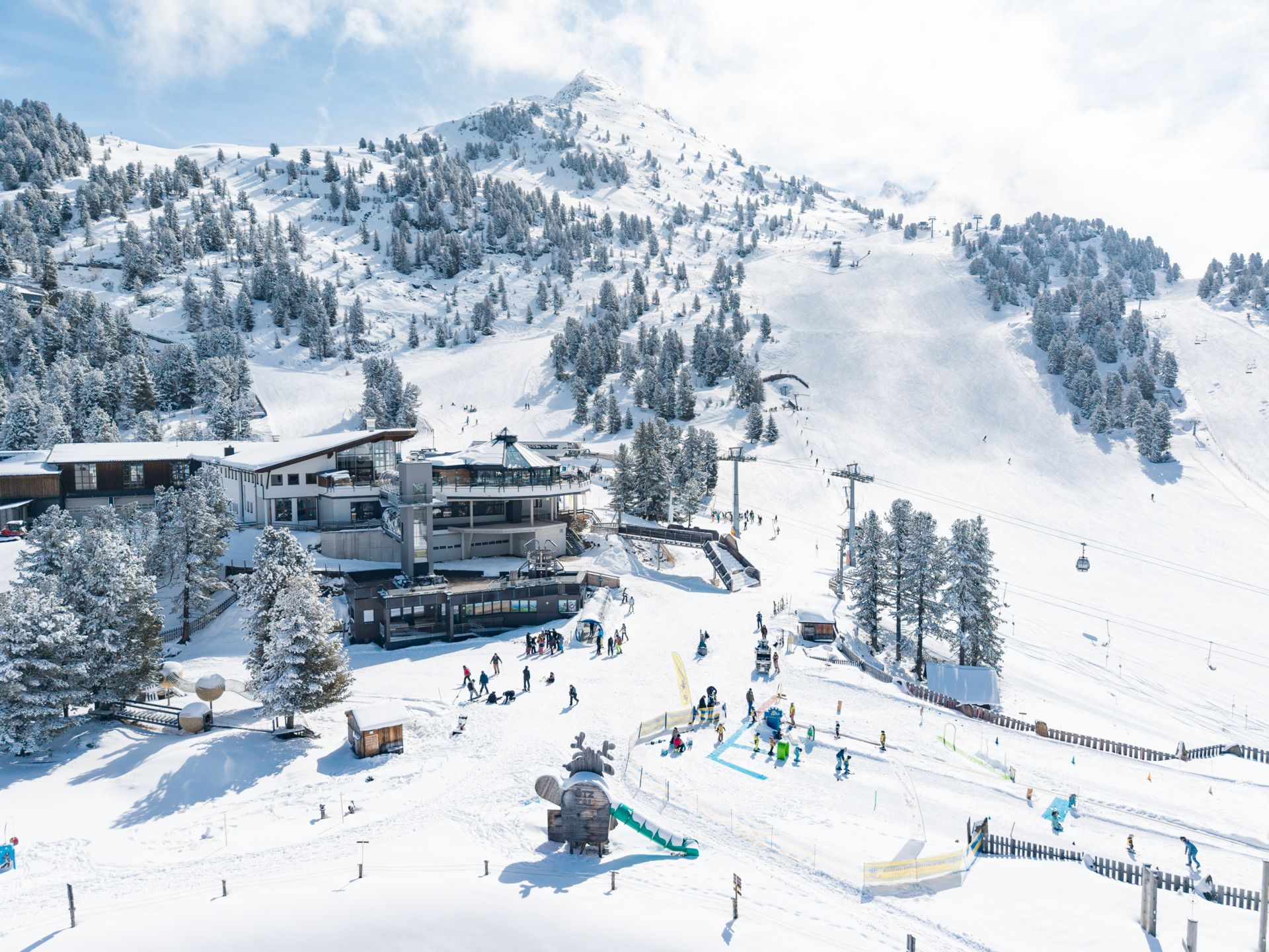Blick auf das belebte Skigebiet Hochötz.