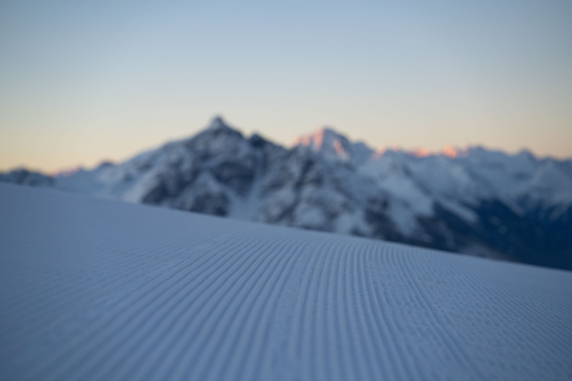 Pistenmuster im Schnee.
