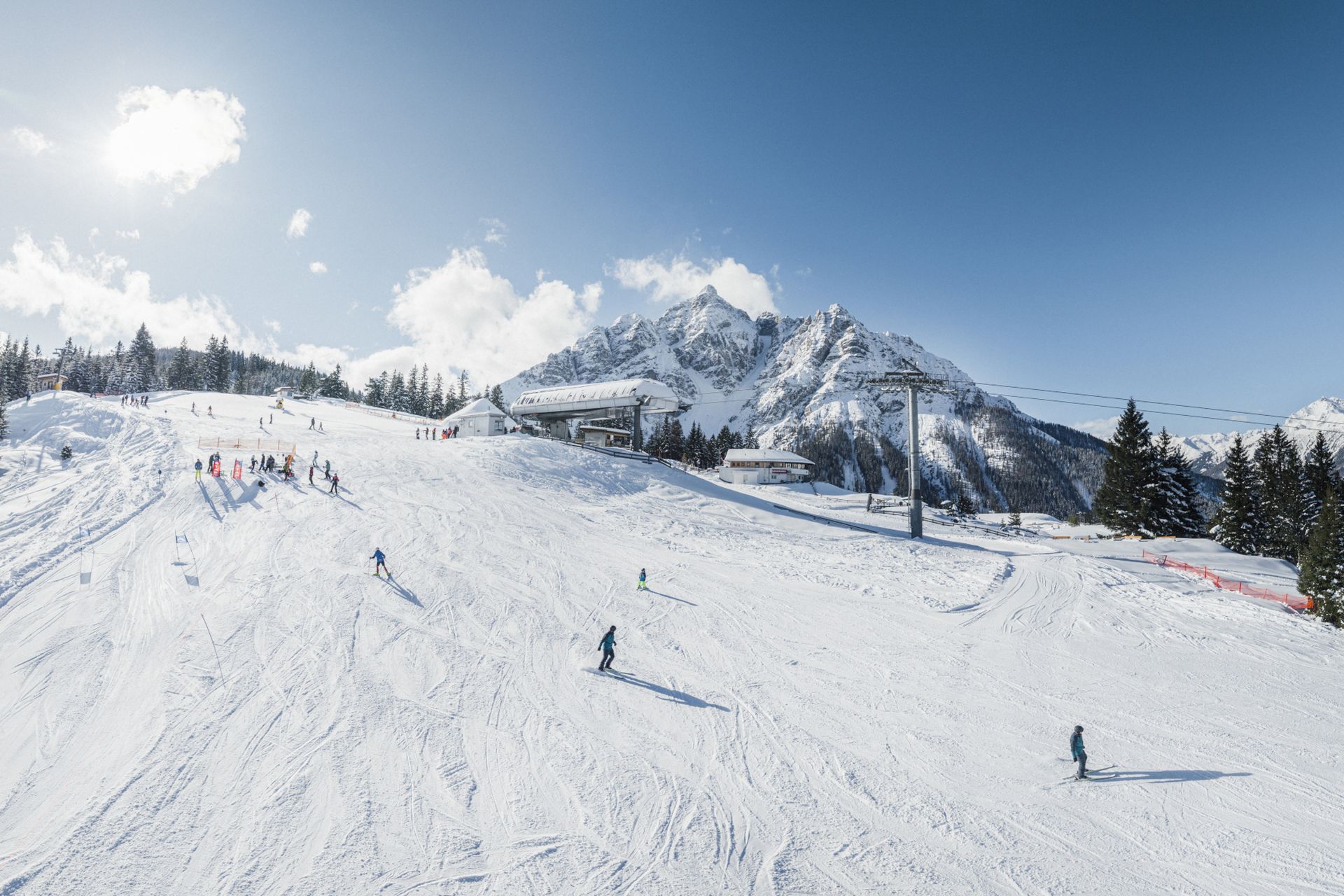 Skifahrer fahren die Piste hinunter.