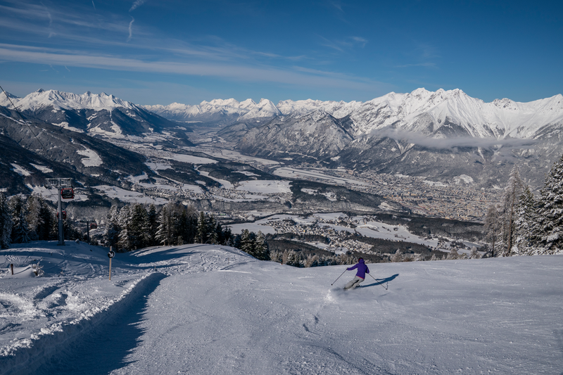 Skifahrerin am Patscherkofel mit Sicht auf Innsbruck
