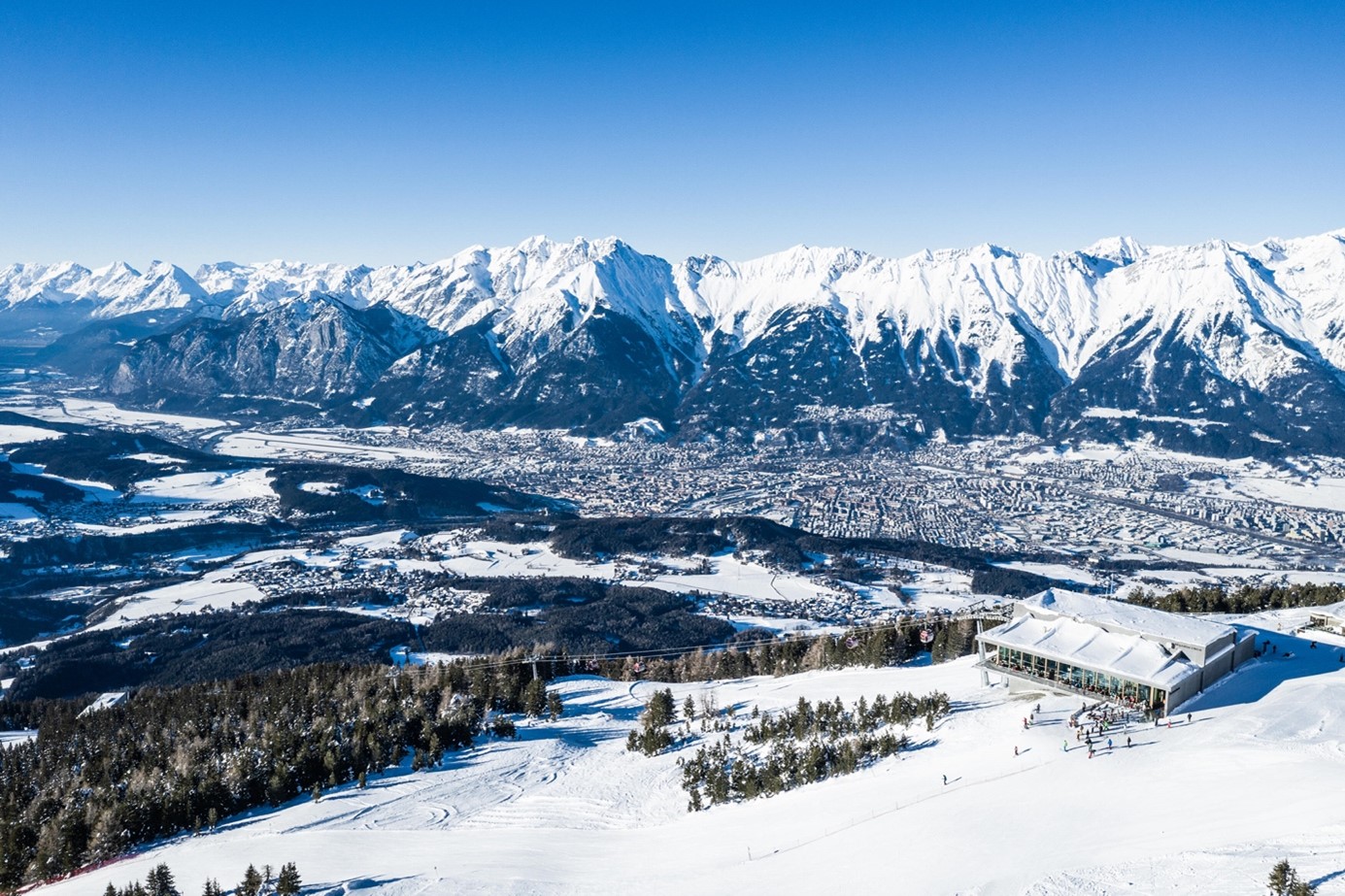Blick vom Patscherkofel über das verscheite Innsbruck