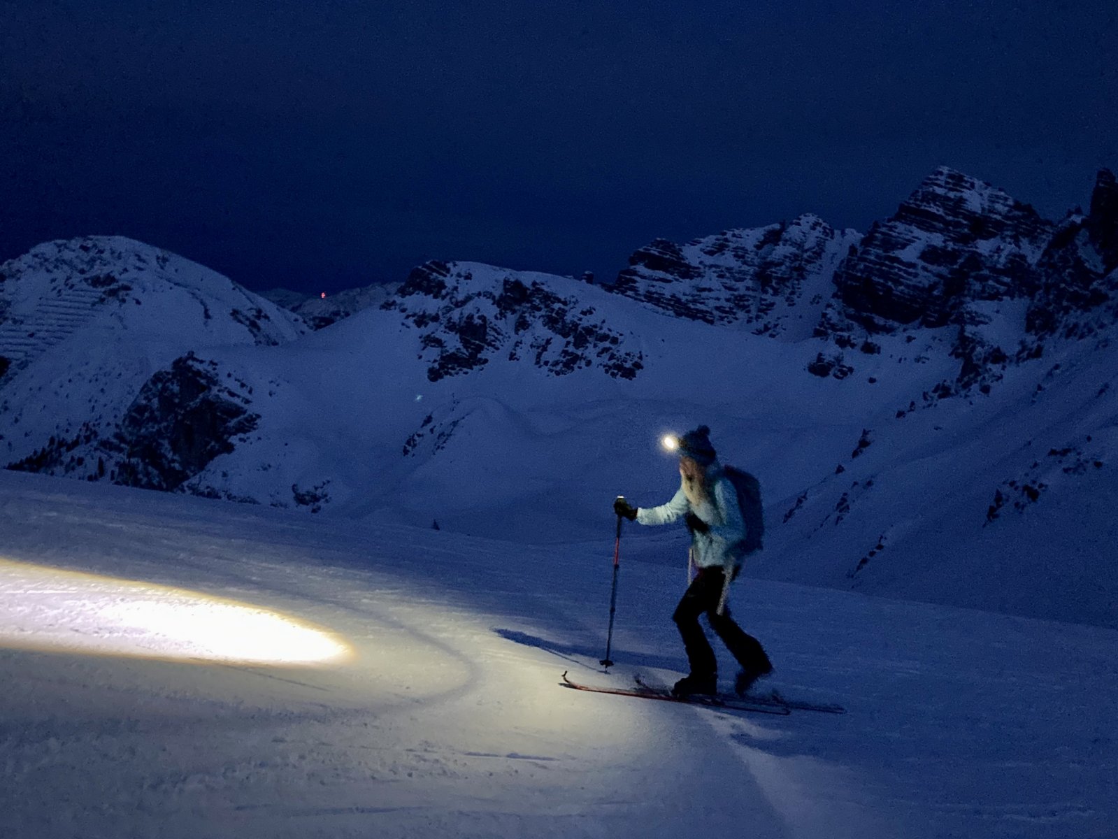 Ein Ski-Toruengeher auf der Piste bei Nacht. Das Skigebiet Axamer Lizum ist im SKI plus CITY Pass Stubai Innsbruck inkludiert.