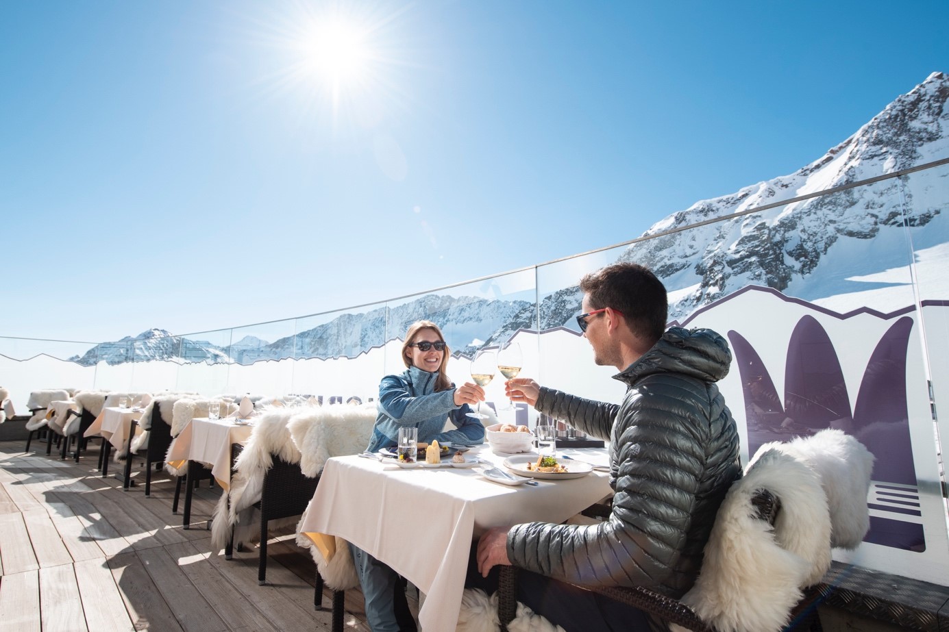 Skigebiet Stubaier Gletscher, Innsbruck, Stubaier Gletscher Ein Paar genießt die Mittagspause im Restaurant Schaufelspitz. Das Skigebiet Stubaier Gletscher ist im SKI plus CITY Pass Stubai Innsbruck inkludiert.