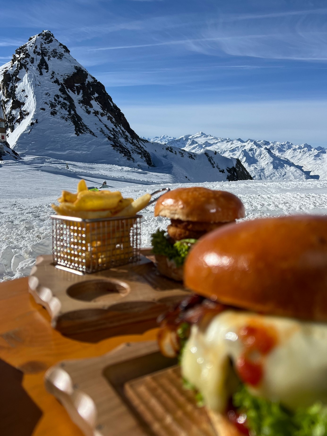 Sonnenschein und Burger auf der Jochdohle am Stubaier Gletscher 
