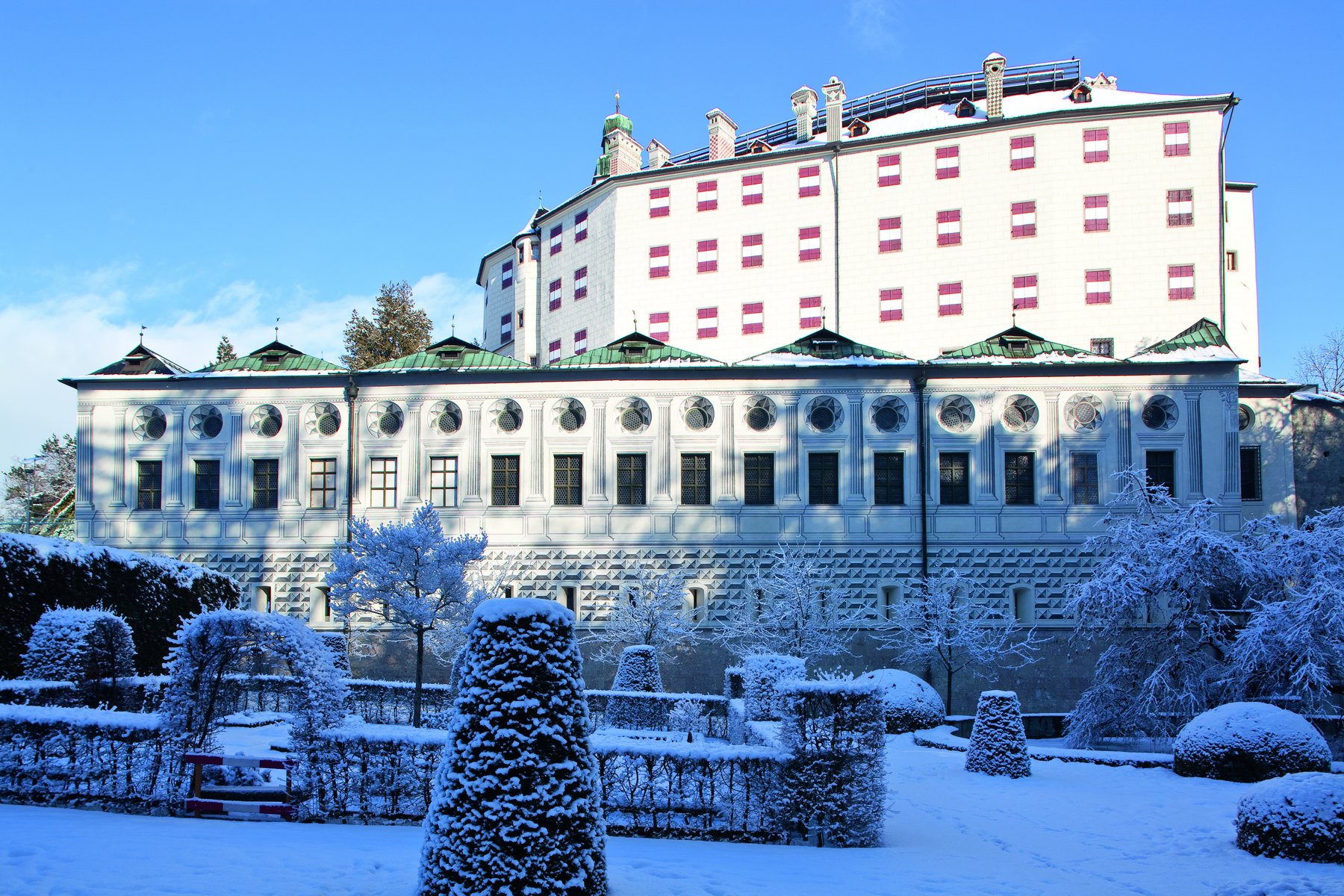 Schloss Ambras bei Innsbruck. Der Eintritt zum Schloss ist im SKI plus CITY Pass Stubai Innsbruck inkludiert.