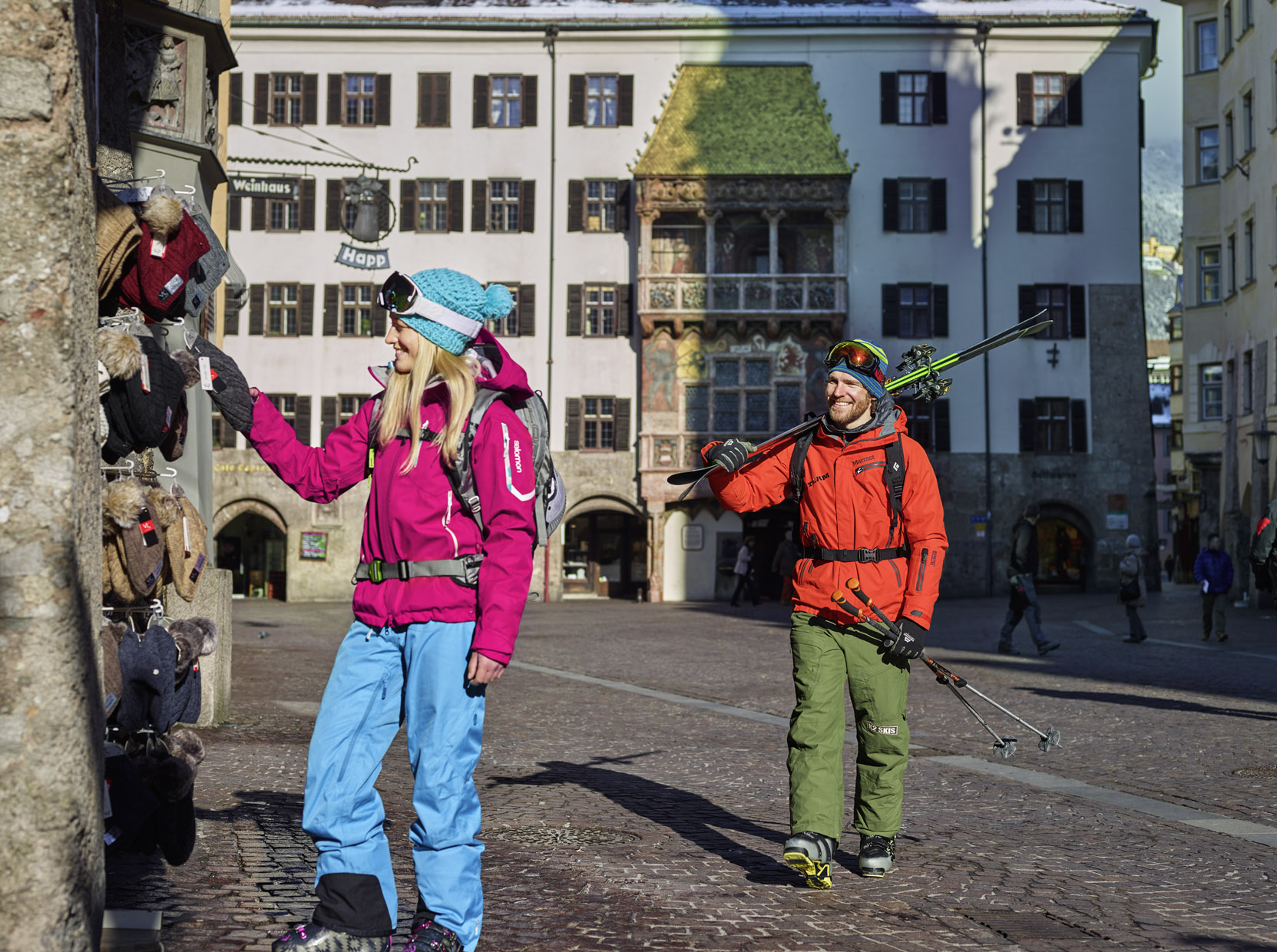 Zwei Skifahrer in der Altstadt in Innsbruck. Der Eintritt zum Goldenen Dachl ist im SKI plus CITY Pass Stubai Innsbruck inkludiert.