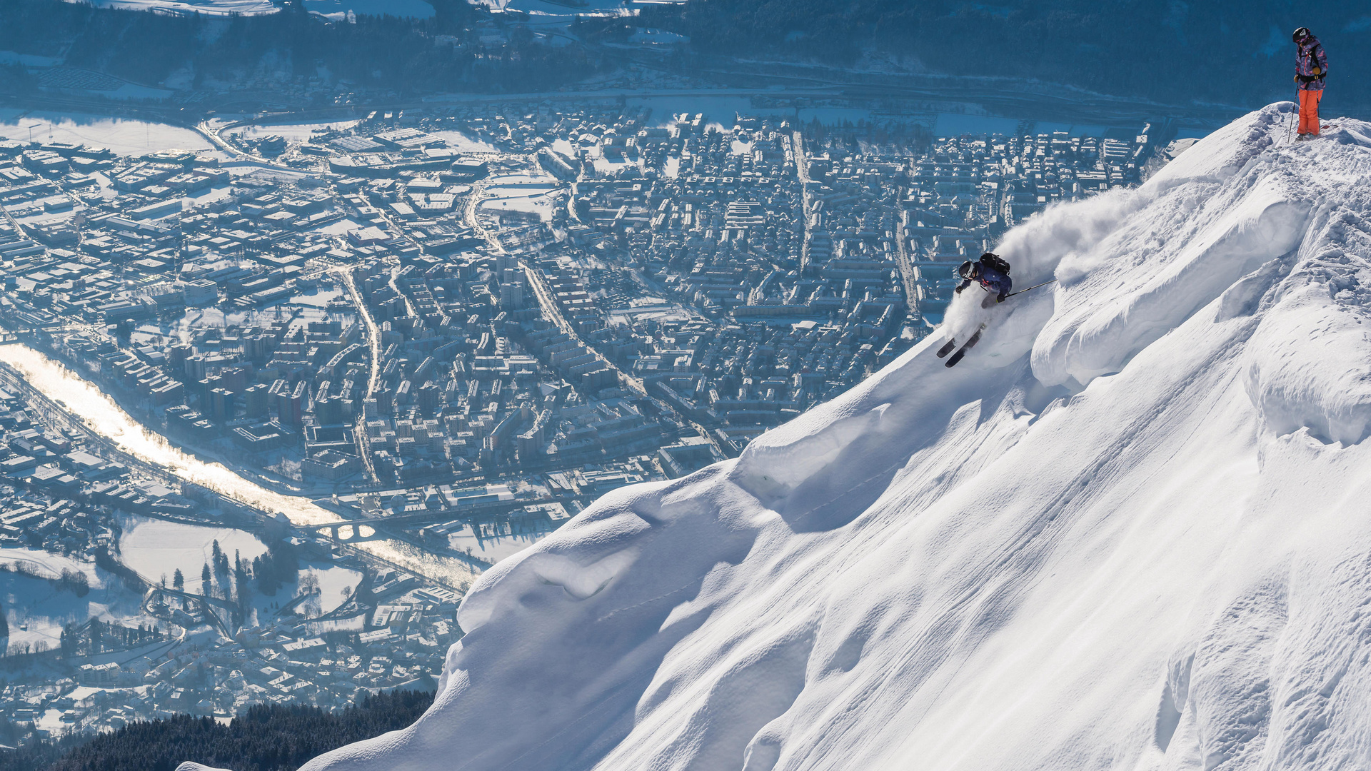 Ein Skifahrer im Freeride-Gelände. Das Skigebiet Nordkette ist im SKI plus CITY Pass Stubai Innsbruck inkludiert.